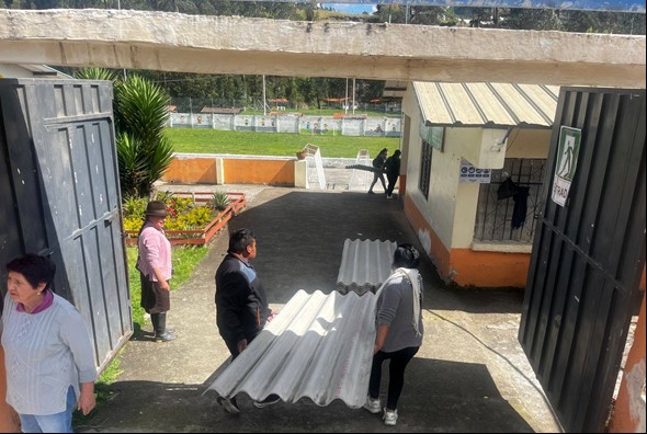 ENTREGA DE MATERIALES PARA ESCUELA COLOMBIA